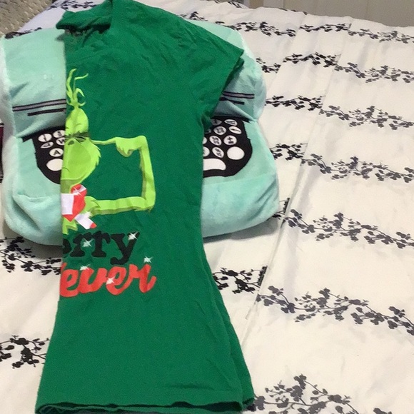Ladies The Grinch Tee Shirt - Picture 8 of 9